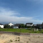 南側　隣地は畑と田です。(外観)
